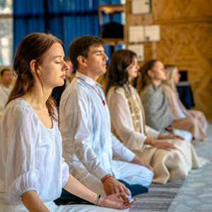 Groupe de personnes en méditation