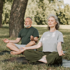 Couple en train de méditer en pleine nature