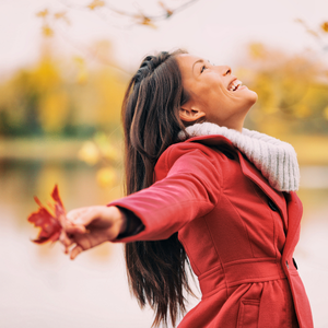 Une femme les bras ouverts respirant la vie